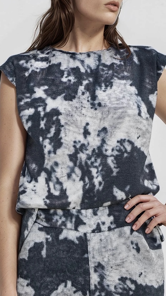 Mujer vistiendo Top caído plata de gasa reciclada