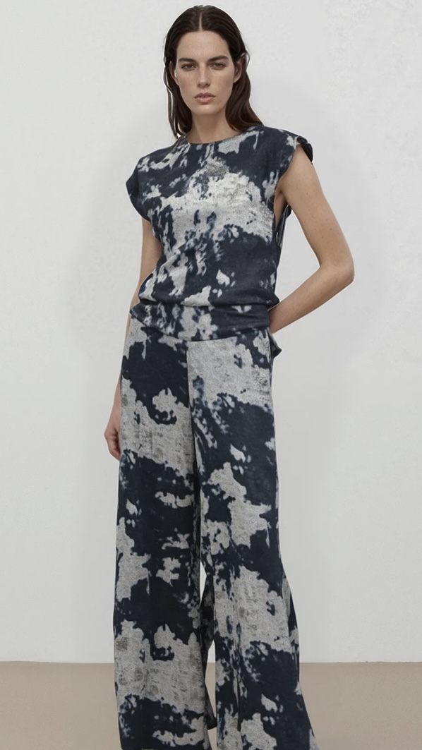 Mujer vistiendo Pantalón palazzo reciclado con canesú.