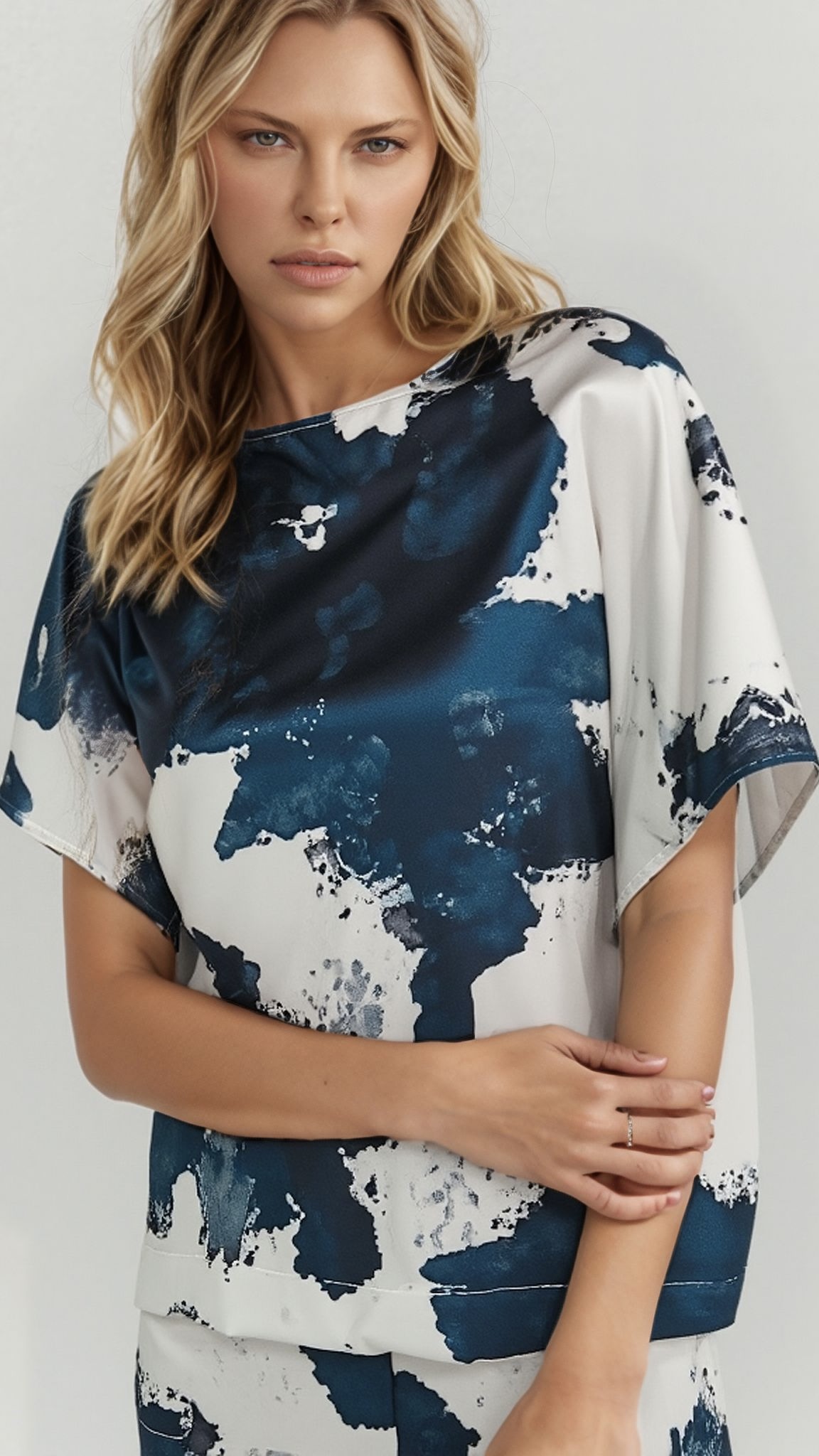 Mujer vistiendo Top caído azul de poliéster reciclado