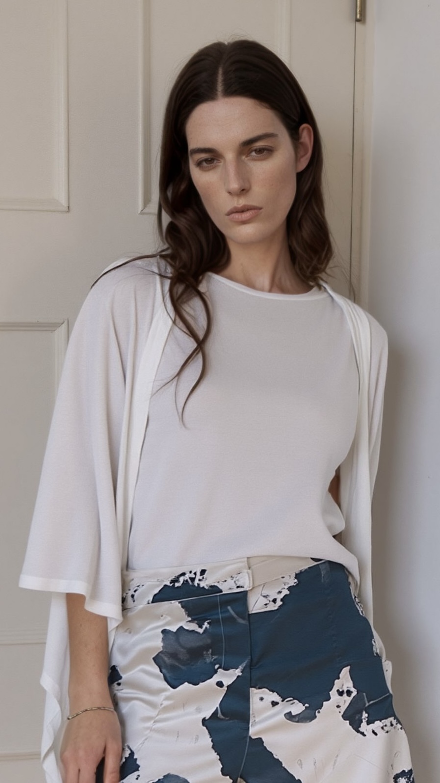 Mujer vistiendo Caftán corto abierto de poliéster reciclado