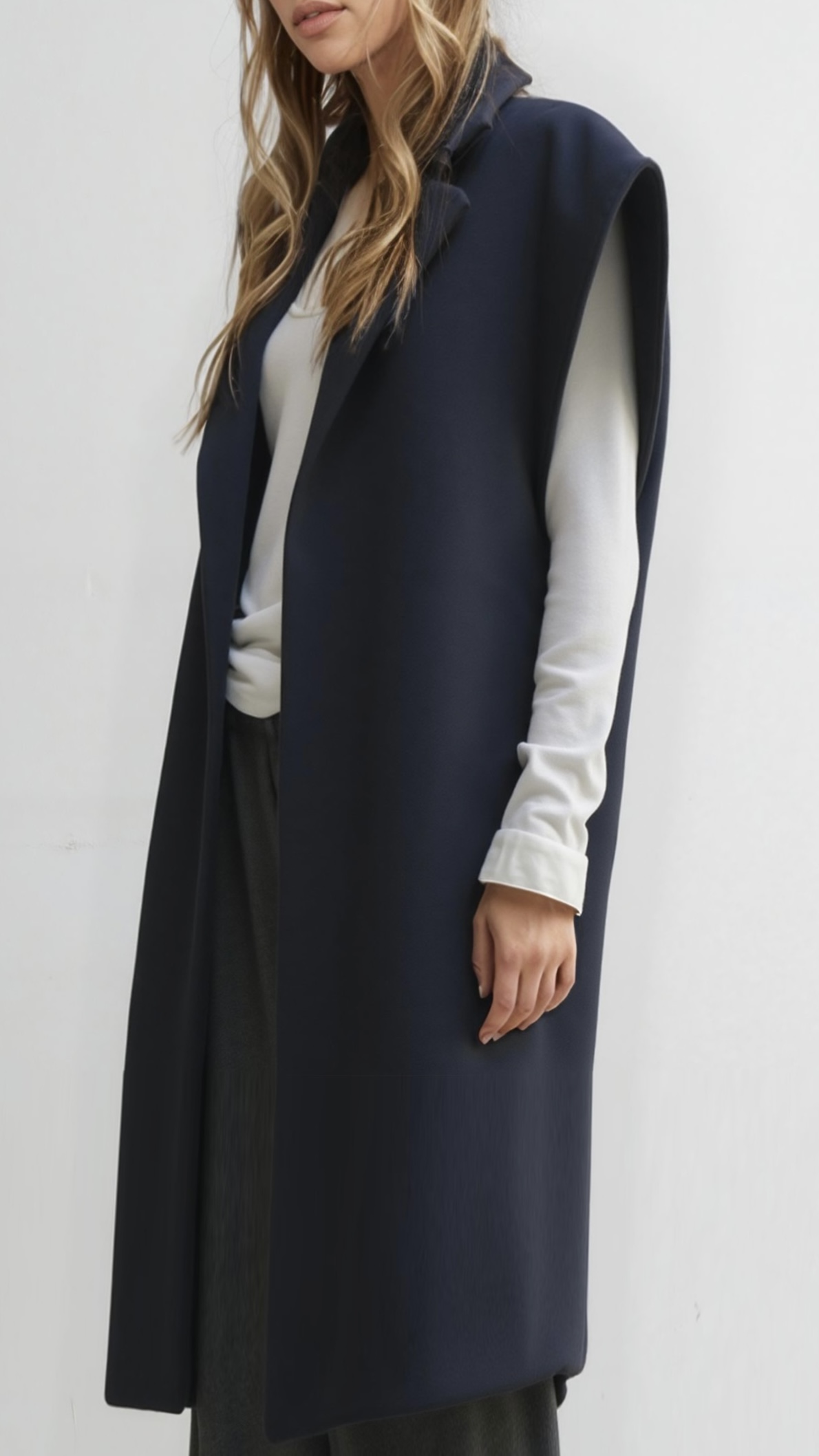 Mujer vistiendo Abrigo sin mangas lana reciclada