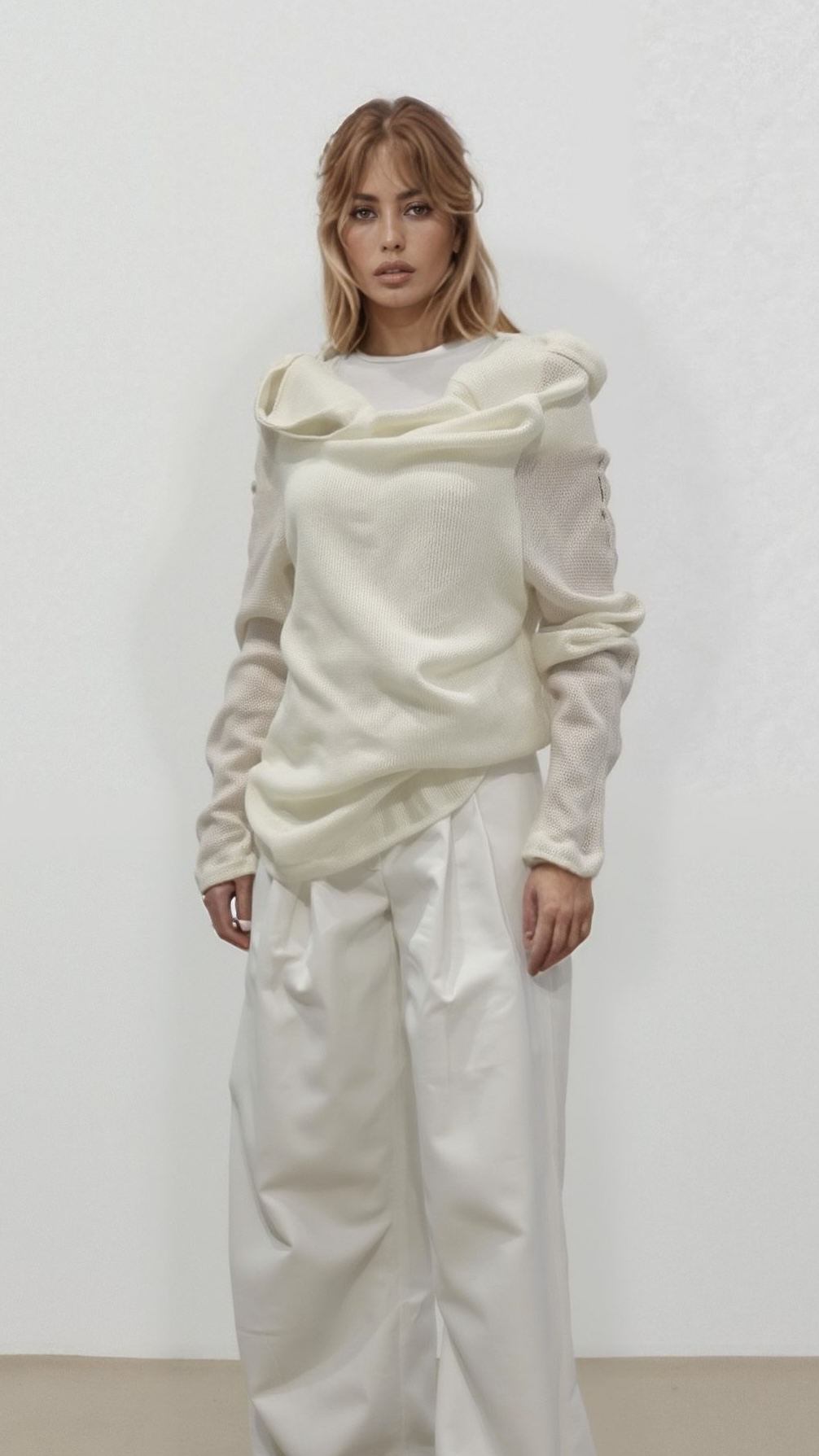 Mujer vistiendo un Jersey cuello chimenea de color